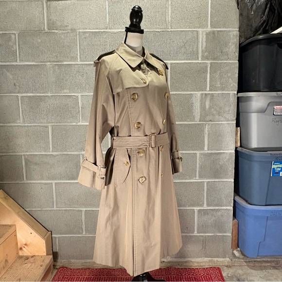 Burberry trench coat. - Picture 4 of 16